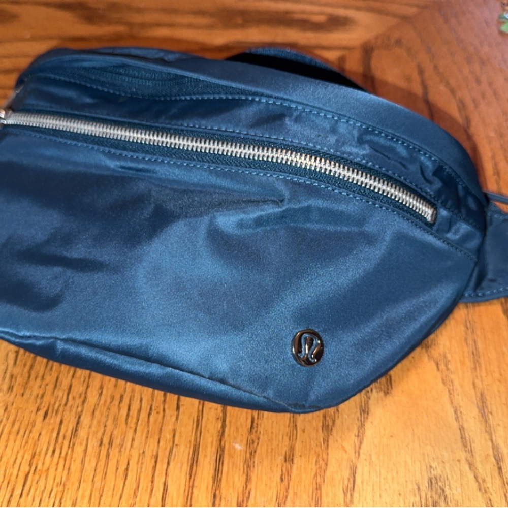 lululemon athletica 🌲 Evergreen Belt Bag Sleek Modern Design